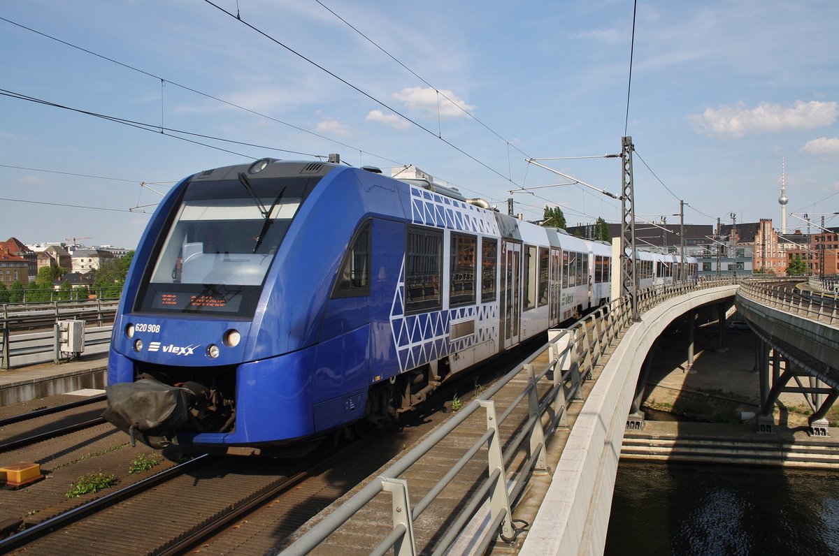 620 908-3 verlässt am 12.5.2017 als RE2 (RE63954) von Berlin Zoologischer Garten nach Cottbus den Berliner Hauptbahnhof.