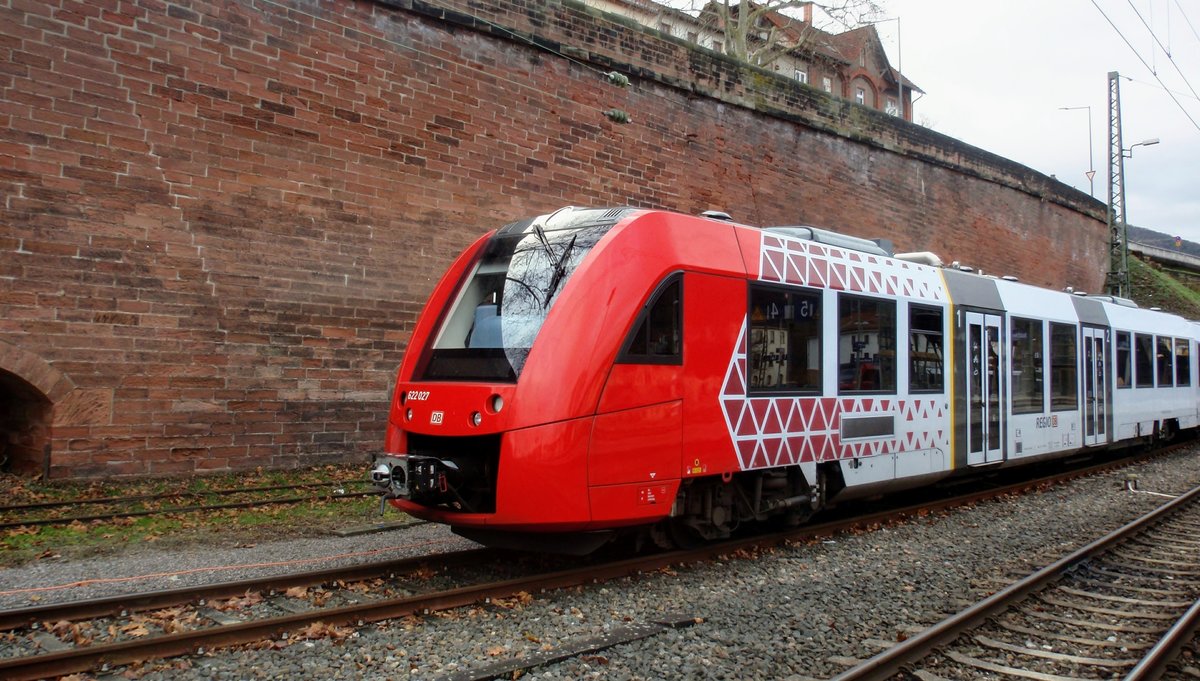 622 027 steht abgestellt in Neustadt (Weinstr) Hbf. Aufgenommen am 25. Dezember 2019.