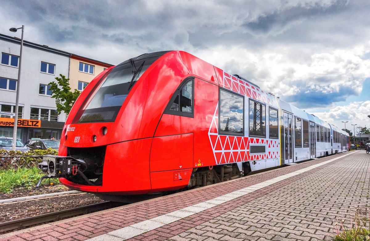 622 032-0 wartet in Weinheim (Bergstraße), auf die Abfahrt als RB 13337 nach Fürth (Odenw).
Aufgenommen am 18.4.2017.