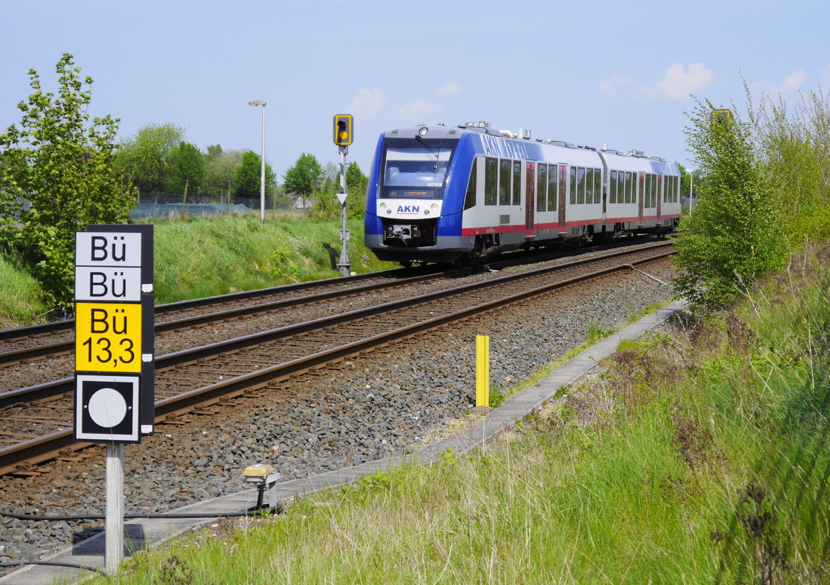 622 158 fährt auf dem Weg nach HH-Eidelstedt in Bönningstedt ein. Aufnahme vom 11.5.16.