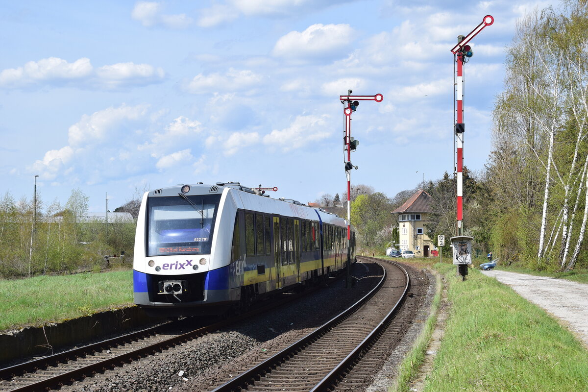 622 201 rauscht durch den alten Wolfenbütteler Perosnenbahnhof. Heute ist dies nur noch Betriebsbahnhf obwohl die Bahnsteige noch weitesgehend erhalten sind. Der Standort ist ein öffentlicher Weg.

Wolfenbüttel 22.04.2023