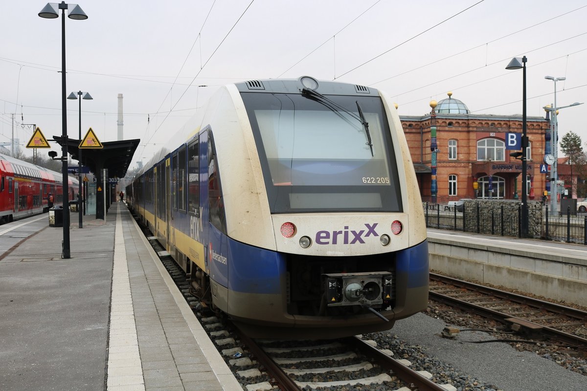 622 205 (LINT 54) der erixx GmbH steht als RB47 nach Braunschweig Hbf im Startbahnhof Uelzen auf Gleis 303 bereit. [11.2.2017]