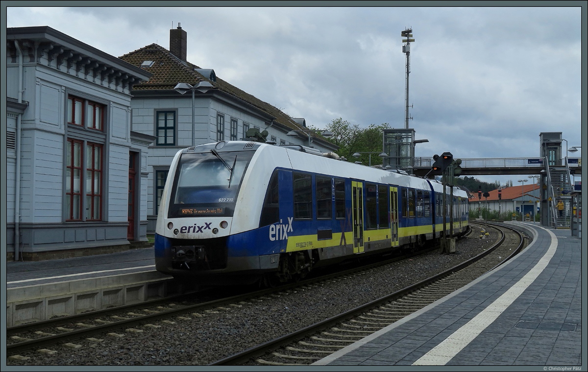 622 210 wartet am 16.04.2017 in Vienenburg auf den 2. Zugteil aus Goslar, um die Fahrt nach Braunschweig fortzusetzen.
