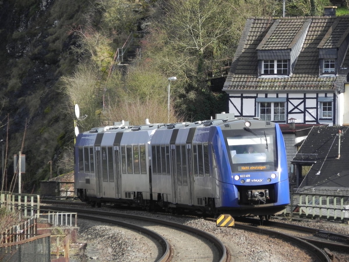 622 405 der VLEXX GmbH beim wenden in Idar-Oberstein. Mit diesem Zug kam ich davor aus Baumholder. Fotografiert mit viel Zoom vom Bahnsteig aus. 24.02.2016. 