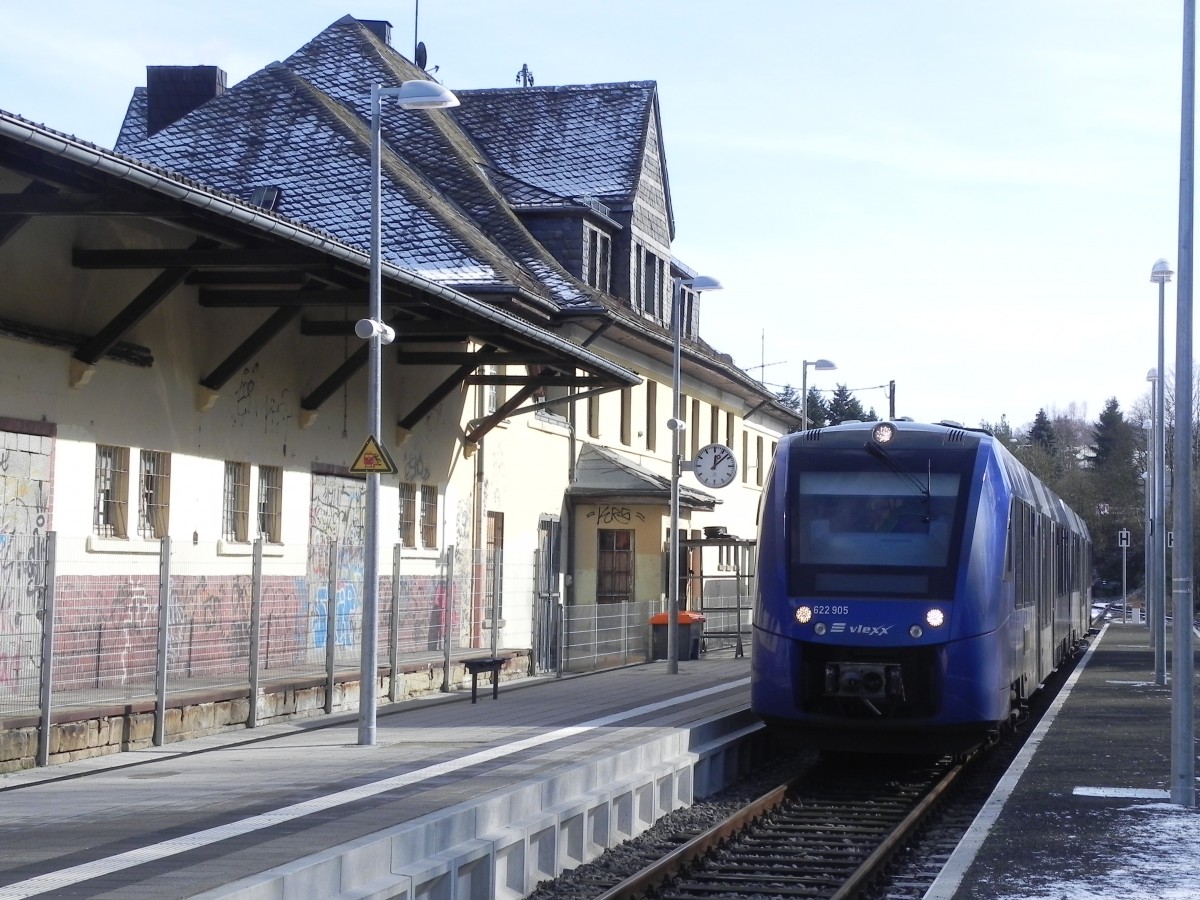 622 405/905 in Baumholder. Der Zug fuhr dann (mit mir) um 12:14 Uhr nach Idar-Oberstein. Baumholder ist Endpunkt der reaktivierten Strecke aus Heimbach. Die beiden Züge, die ich benutzte, waren erschreckend schwach besetzt. Bei Ankunft in Baumholder waren inclusive mir 4 Leute im Zug. Bei Rückfahrt ab Baumholder waren wir zu zweit, ein Fahrgast stieg noch in Heimbach Ort zu und das war es. Drei Fahrgäste auf der kompletten Fahrt. 24.06.2016. 