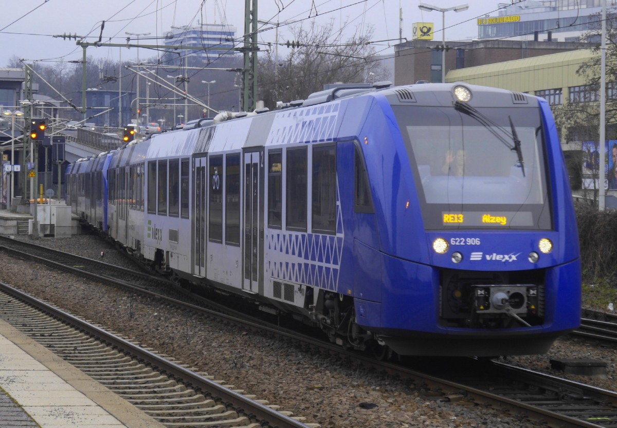 622 406 und 411 der vlexx fahren als RE 13 nach Alzey aus Gleis 8 des Mainzer Hbf aus (20.1.15). Gruß zurück an den freundlichen Tf!