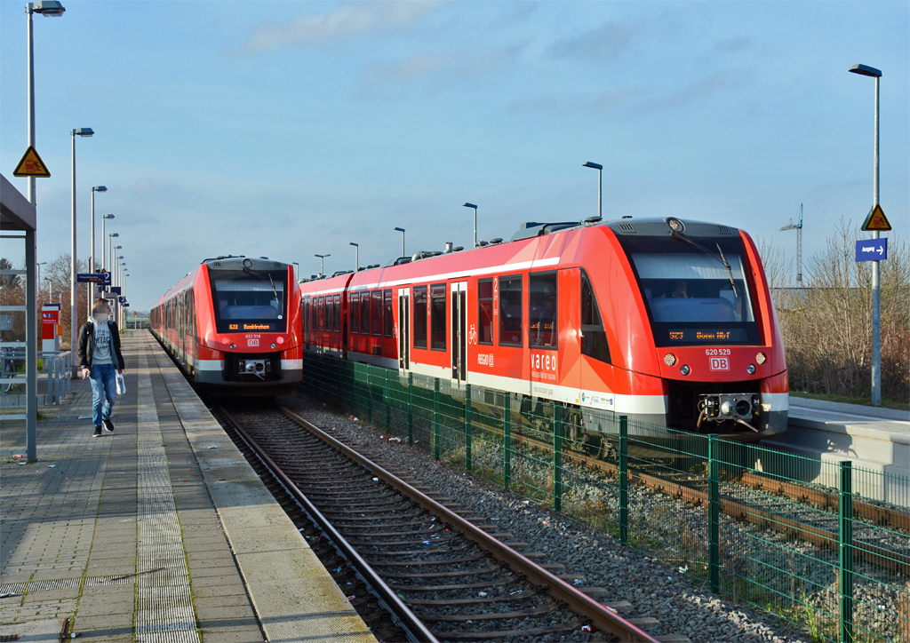 622 518 nach Euskirchen und 620 529 nach Bonn (S23/BR23) im Bf Odendorf - 
30.12.2015