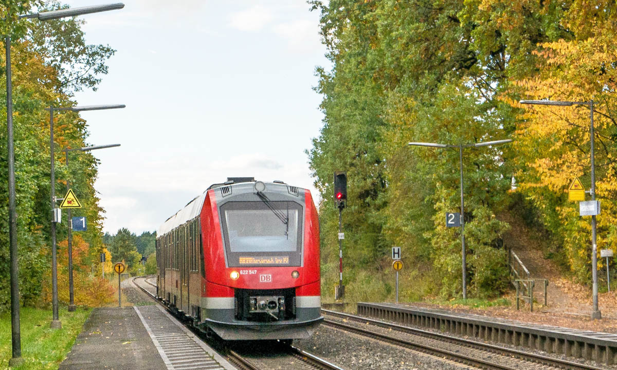 622 547 erreichte am 15.10.25 auf seinem Weg nach Hersbruck den Haltepunkt Reichenschwand. Rechts das Ausfahrsignal Richtung N�rnberg.