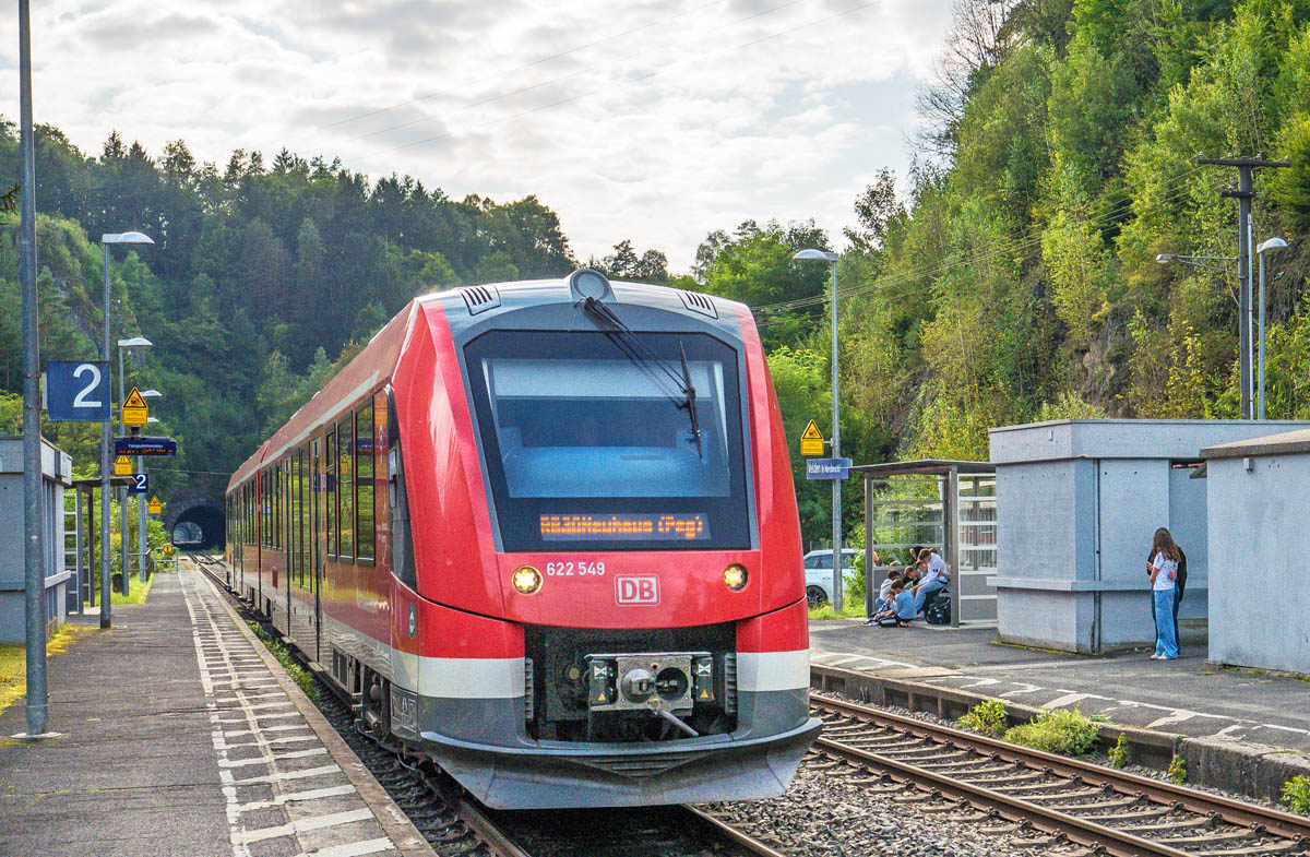 622 549 nach Neuhaus (P) fuhr am 17.9.24 in Velden auf Gleis 2 ab. Die vielen ausgestiegenen Sch�ler hatten den Bahnsteig schon verlassen.