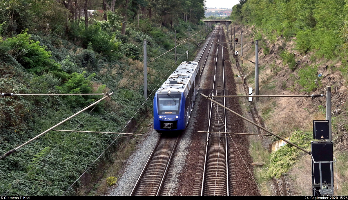 622 927-1 (Alstom Coradia LINT 54) ist mit der Zugzielanzeige  Leerfahrt  in Halle Südstadt Richtung Halle Rosengarten unterwegs.
Aufgenommen von der Eierwegbrücke.

🧰 vlexx GmbH (Regentalbahn AG (RAG) | Netinera Deutschland GmbH | Ferrovie dello Stato Italiane S.p.A.)
🚩 Bahnstrecke Halle–Hann. Münden (KBS 590)
🕓 24.9.2020 | 15:26 Uhr
