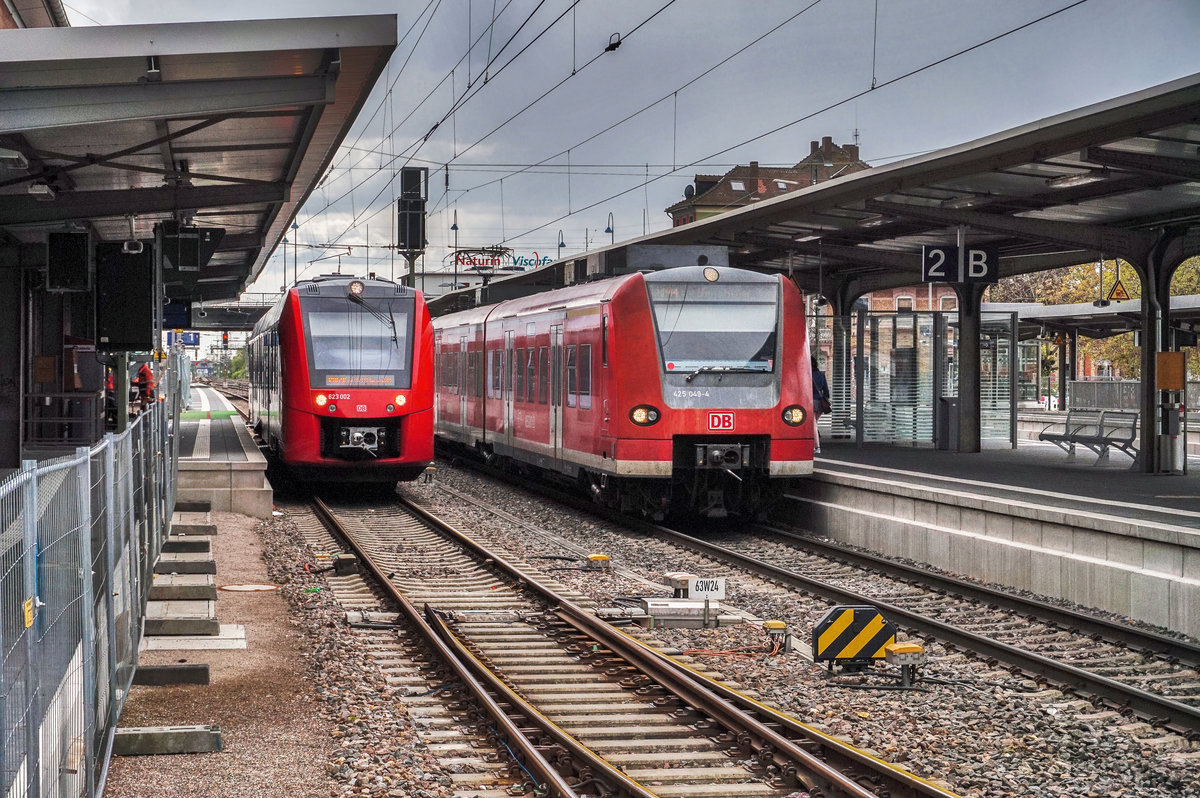 623 002 und 425 049-4 stehen am 18.4.2017 im Bahnhof Weinheim (Bergstr).
623 002 wartet auf die Abfahrt als RB 13335 nach Fürth (Odenw).
425 049-4 war unterwegs als RB 38624 (Mainz Hbf - Worms Hbf - Mannheim Hbf - Bensheim).