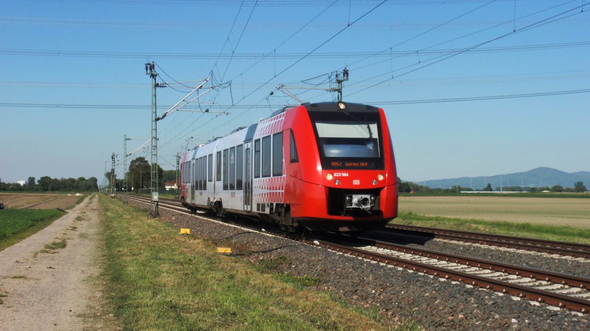 623 004 als RB 62 auf dem Weg nach Worms Hbf. Aufgenommen wurde das Bild am 10.05.17 kurz vor der Einfahrt in den Bahnhof Hofheim.
