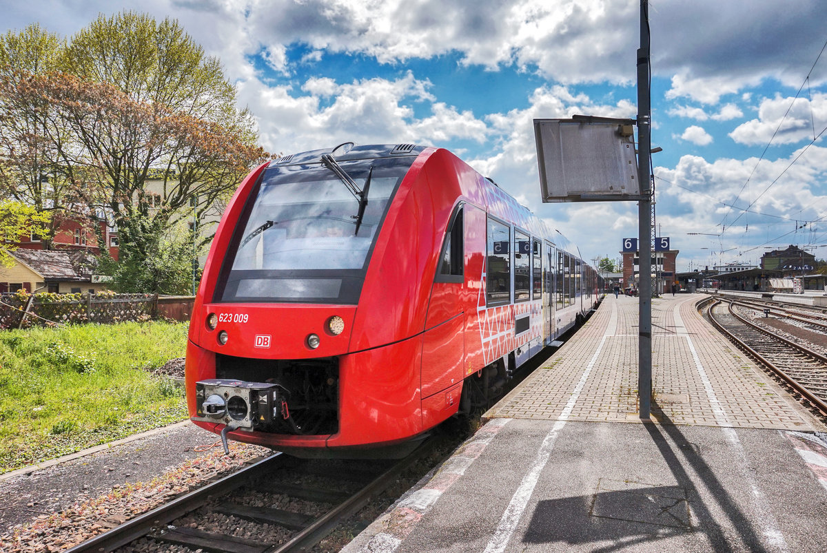 623 009-7 wartet im Bahnhof Weinheim (Bergstr) auf die Abfahrt als RB 13333 nach Fürth (Odenw).
Aufgenommen am 18.4.2017.