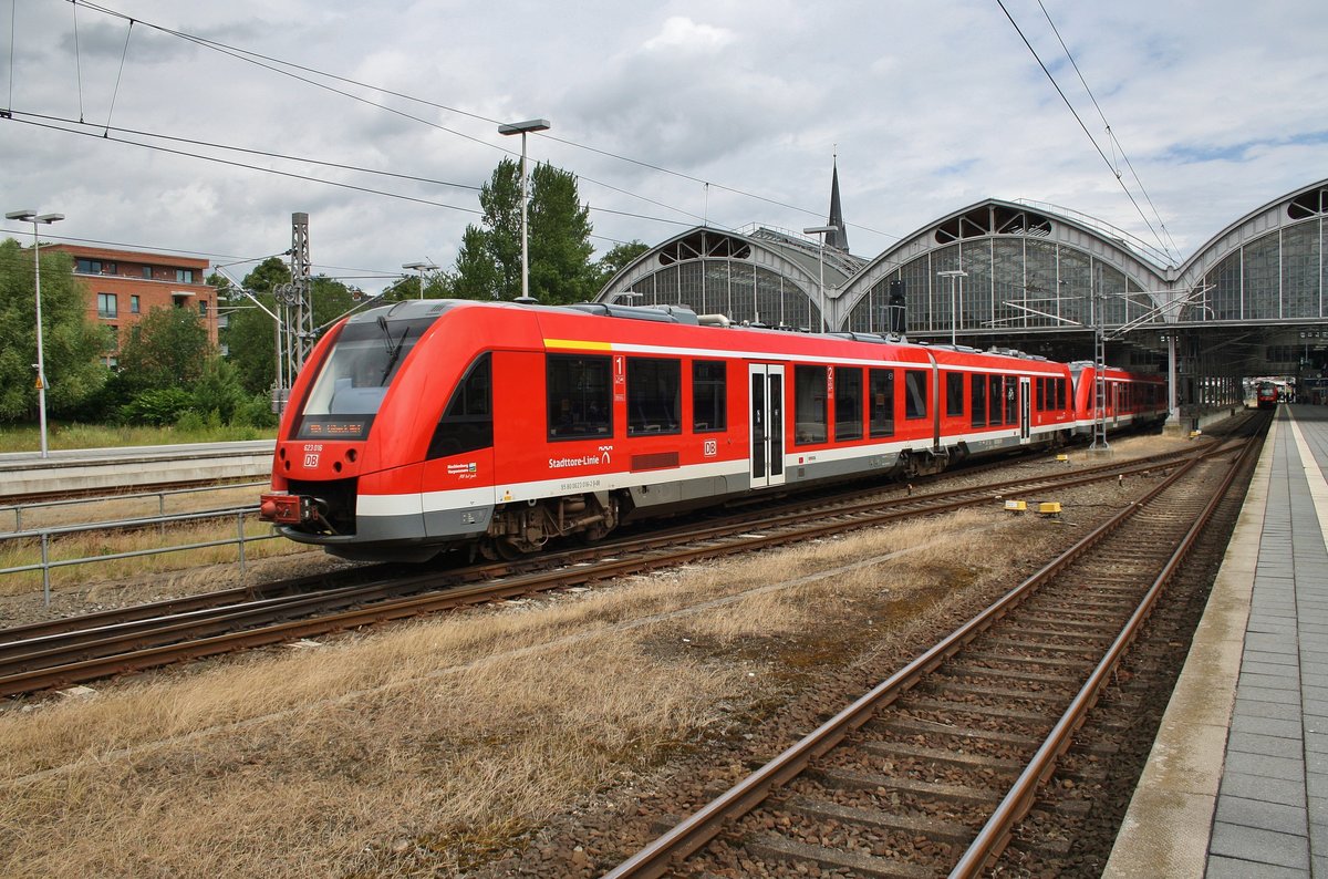 623 016-2 fährt am 25.6.2017 zusammen mit 623 517-9 als RE4 (RE13086) von Bad Kleinen nach Lübeck Hauptbahnhof in den Zielbahnhof ein.
