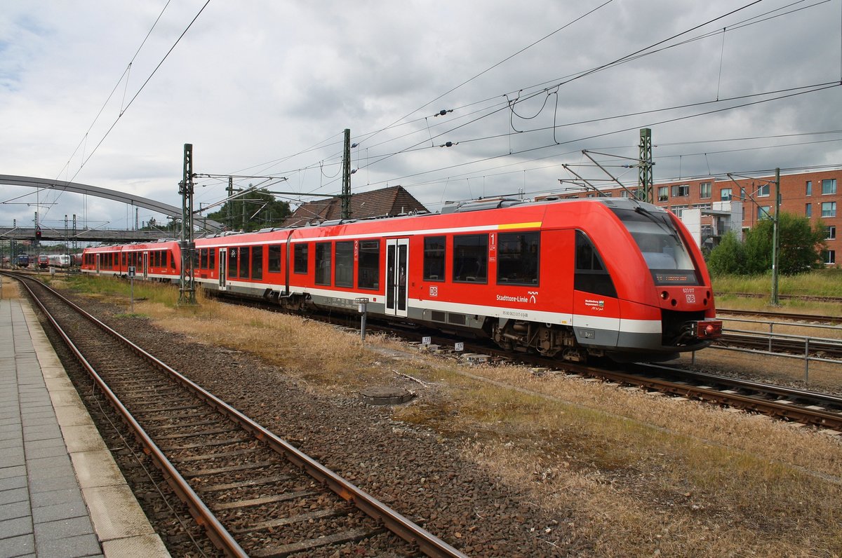 623 017-0 und 623 519-1 erreichen am 25.6.2017 als RE4 (RE13086) von Bad Kleinen den Lübecker Hauptbahnhof.