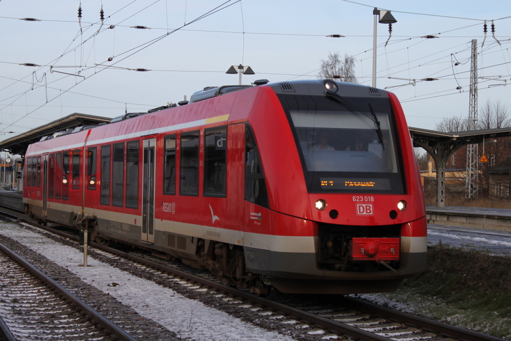 623 018-8 als RE4(RE 13209)von Btzow nach Pasewalk bei der Ausfahrt im Bahnhof Gstrow.09.01.2016 