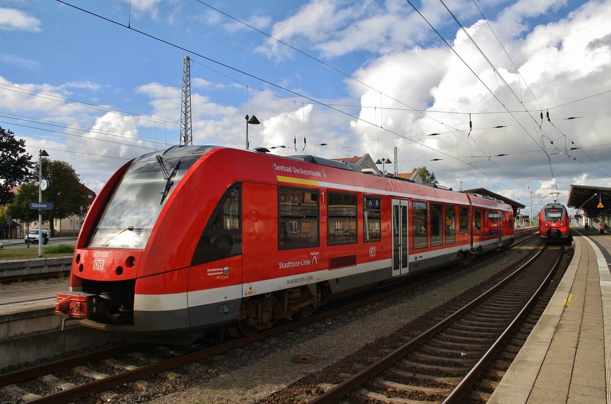 623 026-1  Seebad Ueckermünde  erreicht am 8.10.2016 als RE4 (RE5356) von Szczecin Glowny nach Lübeck Hauptbahnhof den Bahnhof Güstrow.