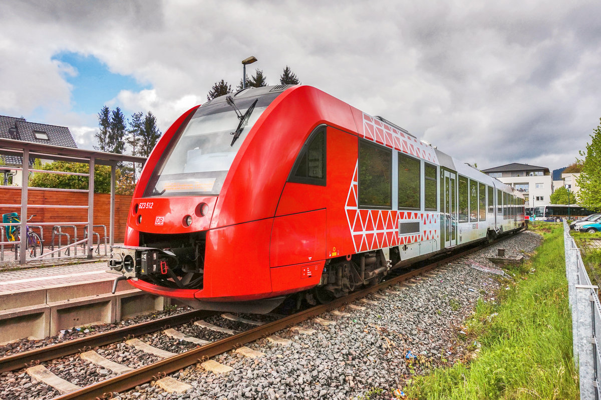 623 512-0 erreicht als RB 13341 von Weinheim (Bergstraße) den Endbahnhof Fürth (Odenw).
Aufgenommen am 17.4.2017.