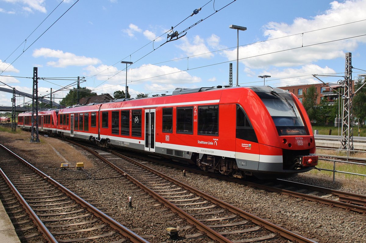 623 524-5 und 623 030-3 fahren am 17.6.2017 als RE4 (RE13089) nach Bad Kleinen aus dem Lübecker Hauptbahnhof aus. 