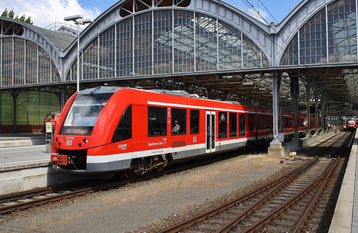 623 530-2 und 623 024-6 machen sich am 17.6.2017 als RE4 (RE13089) von Lübeck Hauptbahnhof nach Bad Kleinen im Startbahnhof auf den Weg.