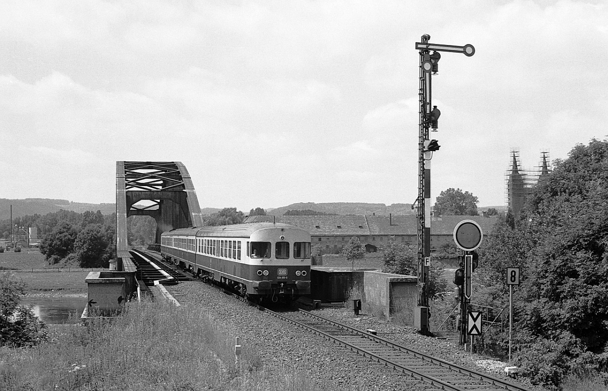 624 610 auf der Weserbrcke bei Hxter (24.7.1984).