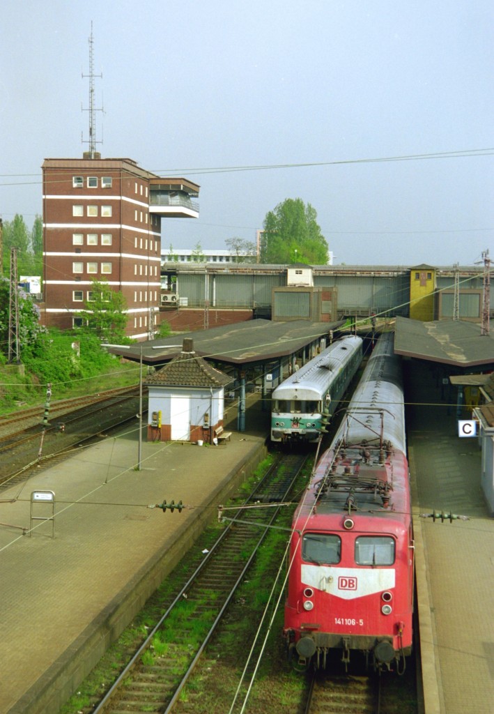 624 668 als RB 4841 (Osnabrck–Oldenburg) und 141 106 mit RB 12686 (Paderborn–Bad Bentheim) am 28.04.2000 in Osnabrck Hbf