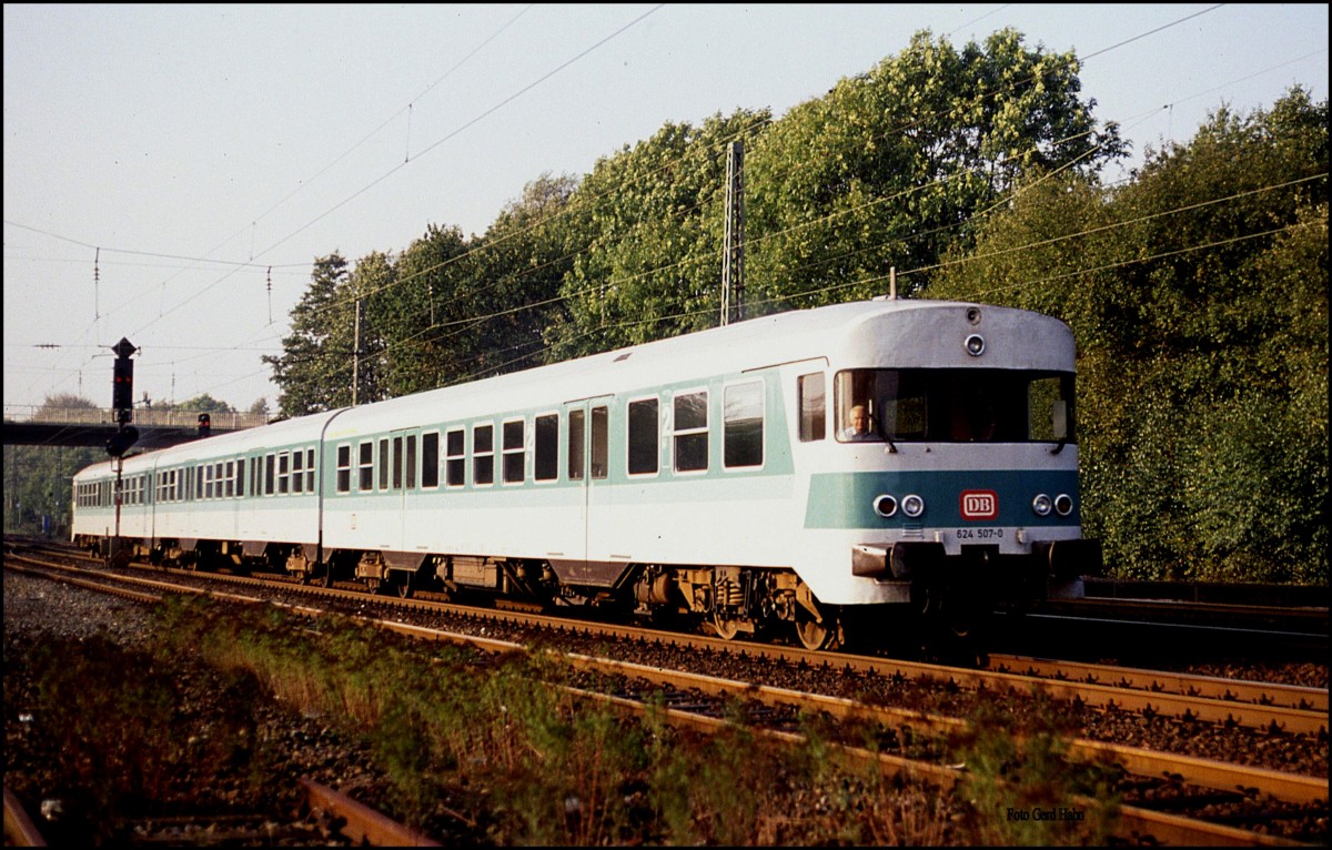 624507 verläßt hier am 12.10.1992 um 8.43 Uhr als Zug 8609 nach Osnabrück den Bahnhof Natrup - Hagen an der Rollbahn.