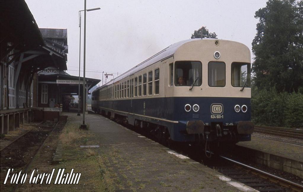 624601 hält am 27.8.1988 um 10.00 Uhr auf dem Weg nach Bielefeld im Bahnhof Dissen - Bad Rothenfelde.