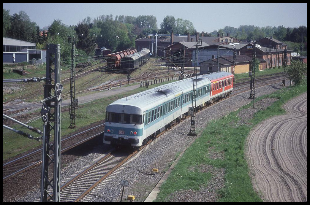 624602 ist hier am 7.5.2002 vor dem im Hintergrund zu sehenden Depot der Teutoburger Wald Eisenbahn auf der Rollbahn unterwegs nach Münster.