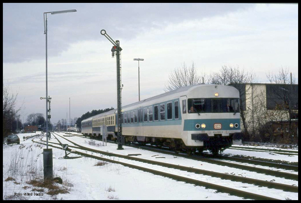 624668 fährt als Zug 7669 am 23.3.1994 um 13.52 Uhr in Schloß Holte in Richtung Sennelager aus.