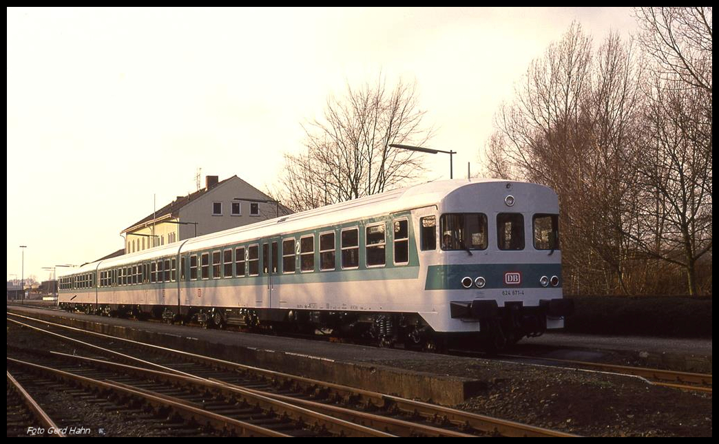 624671 im Bahnhof Ochtrup als Zug 7087 nach Münster am 9.2.1990.