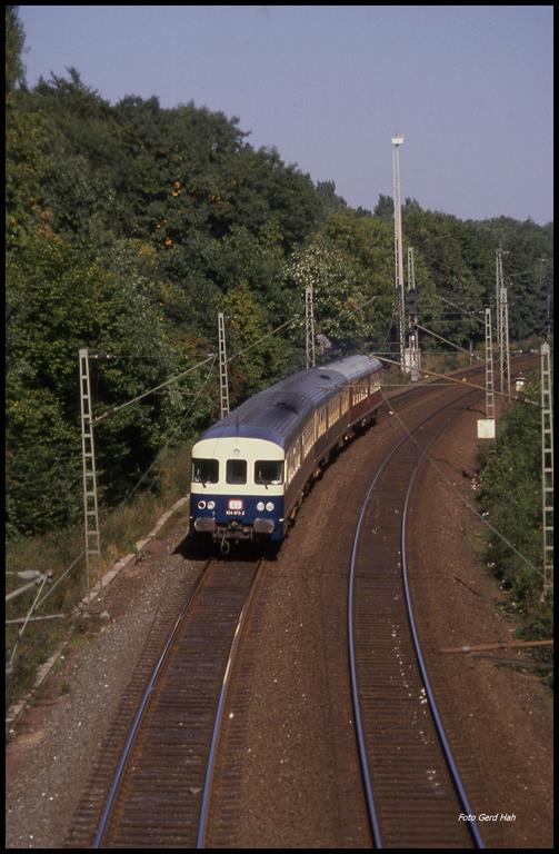 624672 erbrachte am 20.09.1989 unter Fahrdraht die Zugleistung 8620 von Osnabrück nach Münster und verließ hier gerade um 15.01 Uhr den Bahnhof Hasbergen.