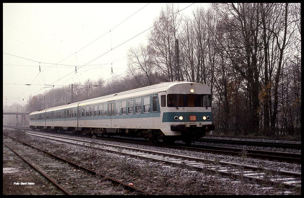624677 verläßt hier am 22.11.1991 um 9.37 Uhr als E 8611 gerade den Bahnhof Natrup Hagen in Richtung Osnabrück.