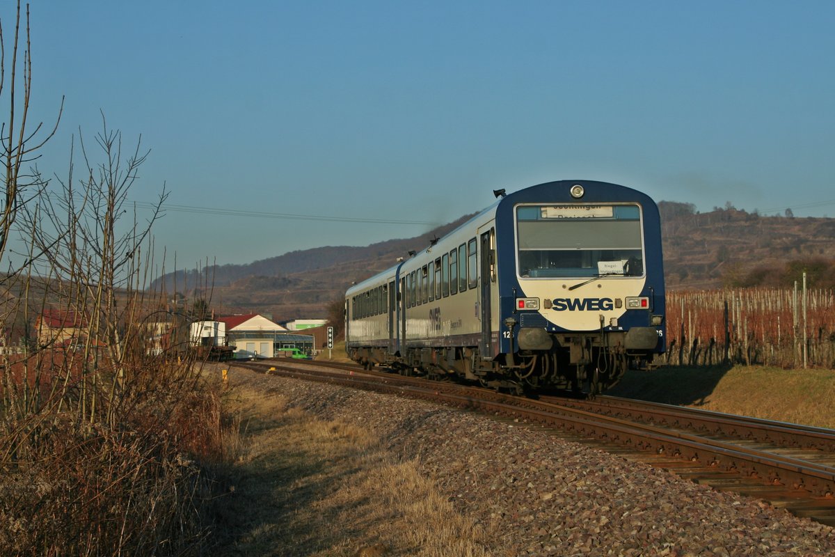 626 126-6 und 926 202-3 waren am Nachmittag des 15.02.17 auf der Kaiserstuhlbahn unterwegs. Auf dem Weg von Breisach nach Riegel ist hier die Einfahrt in Oberrotweil zu sehen.