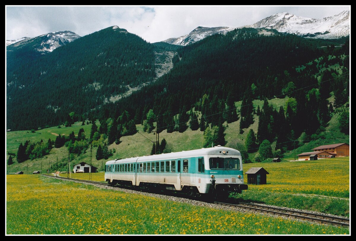 628 008 ist am 15.05.2003 als R5427 bei Lähn unterwegs.