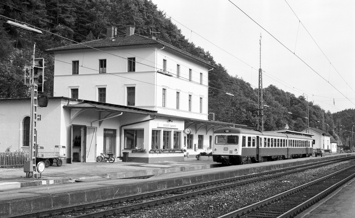 628 024 + 628 007 erledigten im August 1983 den Pendelverkehr zwischen Eichstätt  Bahnhof und Eichstätt Stadt. Die Einheit gehörte zu den 4 Garnituren, bei denen die  ursprüngliche Motorwagen (hier 628 007) ohne Umzeichnung zu Steuerwagen umgebaut und mit Motorwagen verstärkter Antriebsleistung (hier 628 024) gekuppelt wurden. Der Umbau von Scharfenbergkupplungen auf normale Zug- und Stoßeinrichtungen erfolgte 1985.  