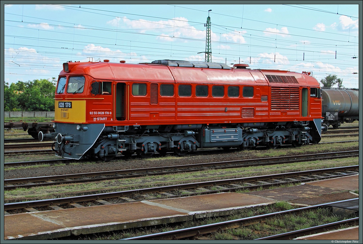 628 178 der MÁV steht am 18.08.2014 im Bahnhof Szerencs.