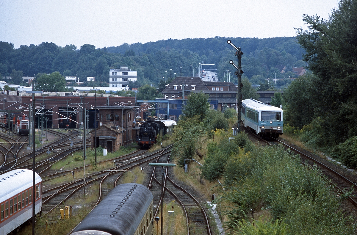 628 207 fährt aus Richtung Kiel-Hassee kommend in den Hbf ein. Die in der Bildmitte erkennbare Dampflok ist 24 009 (30.8.1999). 