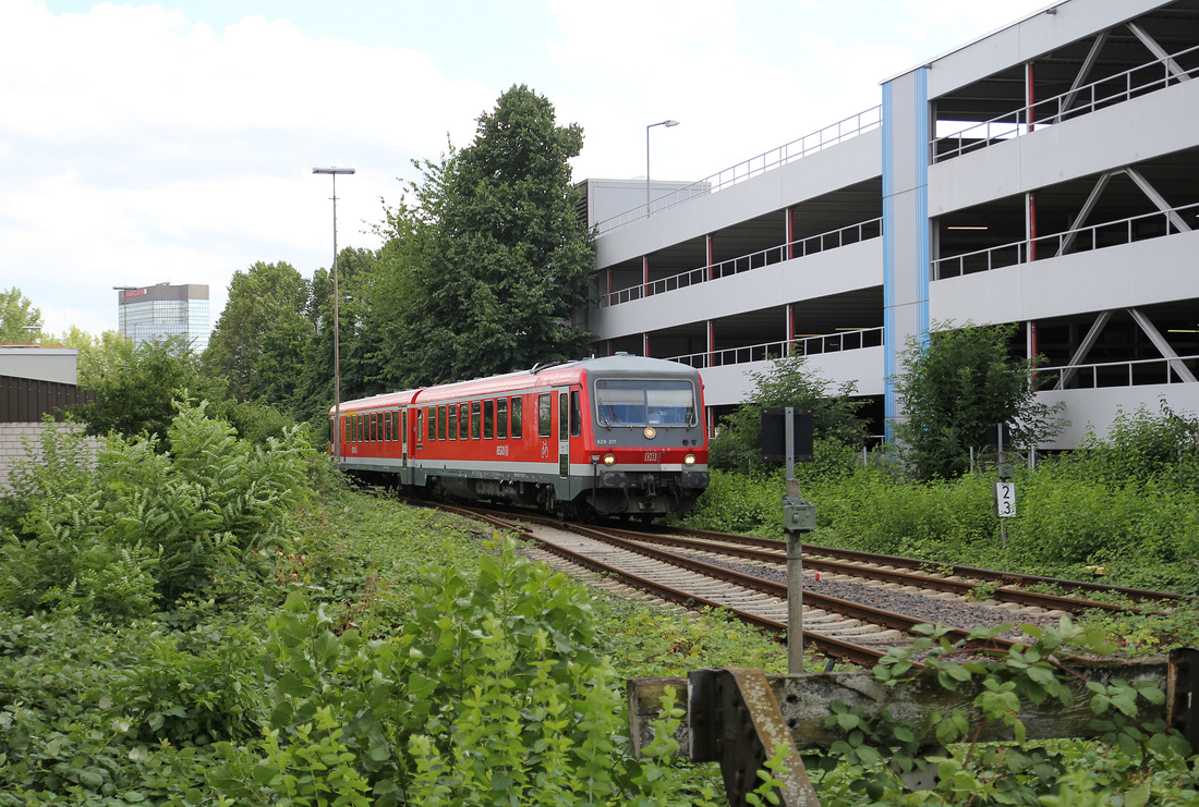628 217 als RB 38913  Ludwigshafen (Rhein) Hbf - Ludwigshafen (Rhein) BASF Nord am 10. August 2013.
Aufgenommen vor der südlichen EInfahrt des BASF-Werks in Ludwigshafen (Rhein).
