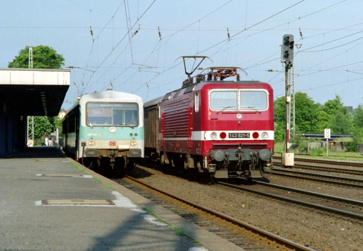 628 222 als RB 4937 (Buchholz–Soltau) und 143 921 mit G�terzug Richtung Bremen am 03.06.1994 in Buchholz (Nordheide)