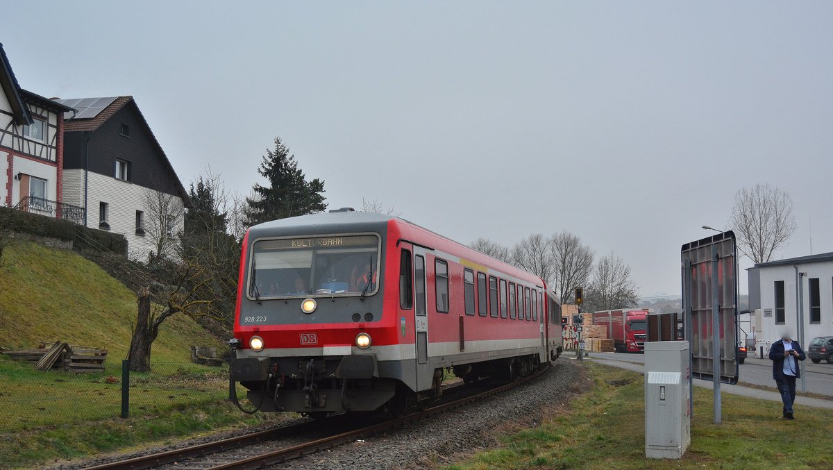 628 223-9 pendelte am 17.12.2016 als (vorerst) lettzer Zug über das letzte intakte Teilstück Lollar-Mainzlar der Lumdatalbahn. Anlass dieser Fahrt ist die Stilllegung im Januar da der letzte Kunde seinen Ladeverkehr nun auf die Straße verlegt.
Hier rollt 628 223-9 gerde den Haltepunkt Mainzlar entgegen.

Mainzlar 17.12.2016