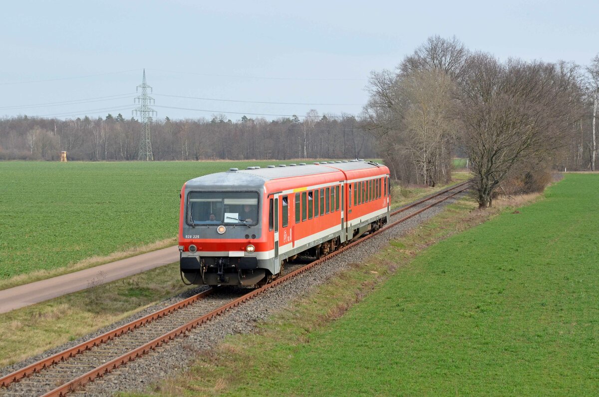 628 225 der CLR passiert am 19.03.22 auf dem Weg Richtung Dessau Hbf die Felder von Dessau-Mildensee.