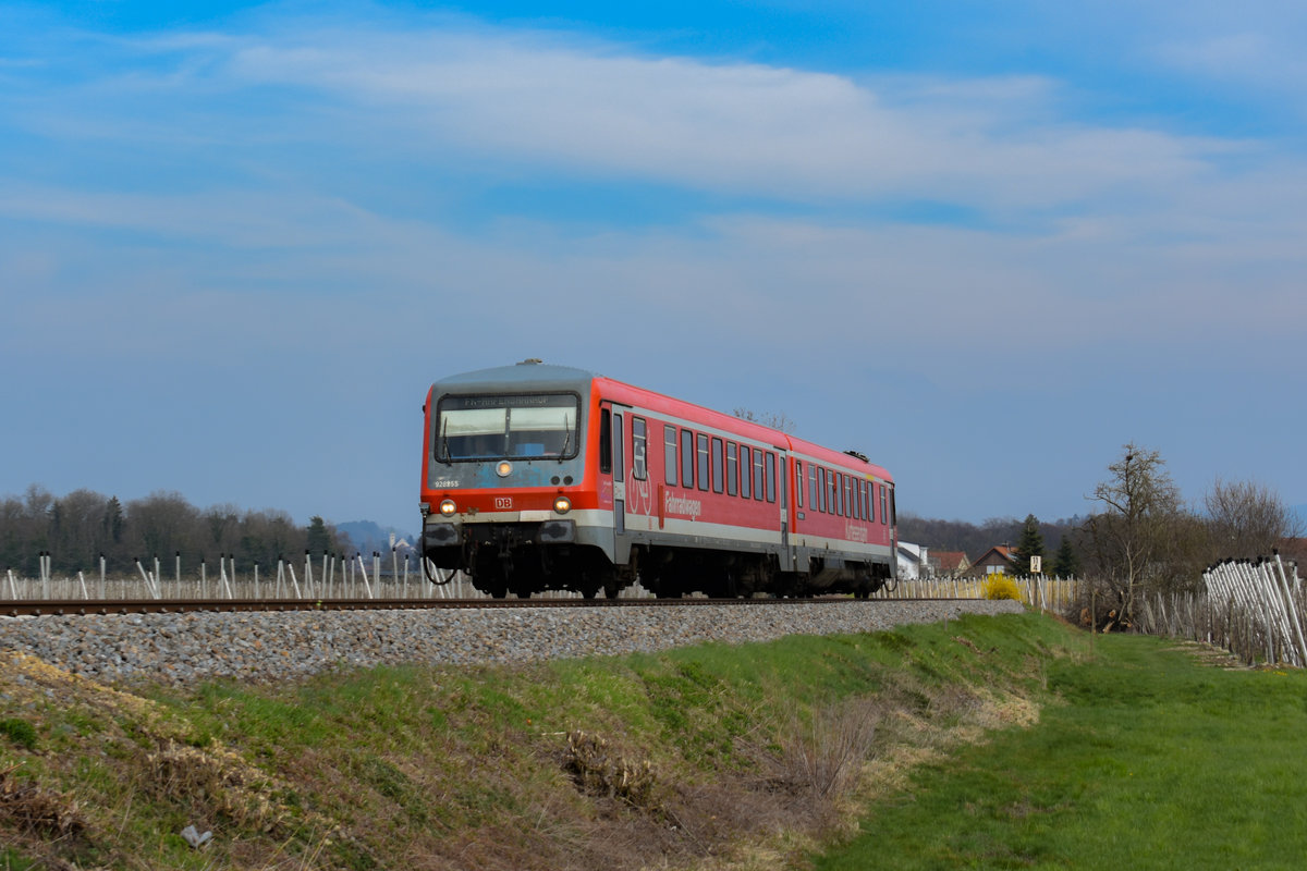 628 255 der Kurhessenbahn als RB nach Friedrichshafen Hafen, bei Langenargen April 2019