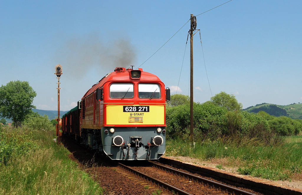 628 271 mit Güterzug vor Center (23.05.2014)