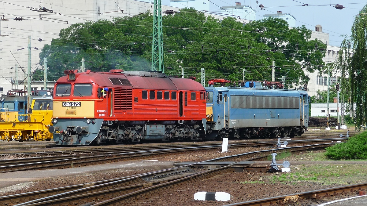 628-272 rangiert eine E-Lok der BR 630 im Bahnhof Nyiregyhaza, 29. ‎Mai ‎2016