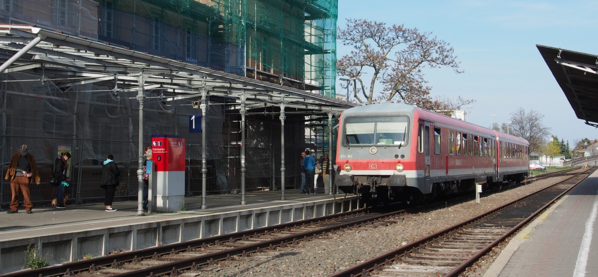 628 302 fährt als RB 28442 in den Kopfbahnhof Bad Dürkheim, um nach einem kurzen Aufenthalt weiter nach Freinsheim zu fahren.
Derzeit wird das Bahnhofsgebäude saniert, direkt davor kann man umsteigen auf die Straßenbahnlinie 4 der RNV, welche auf der als KBS 668 klassifizierten  Rhein-Haardtbahn nach Ludwigshafen fährt.

Bad Dürkheim, der 29.03.2014