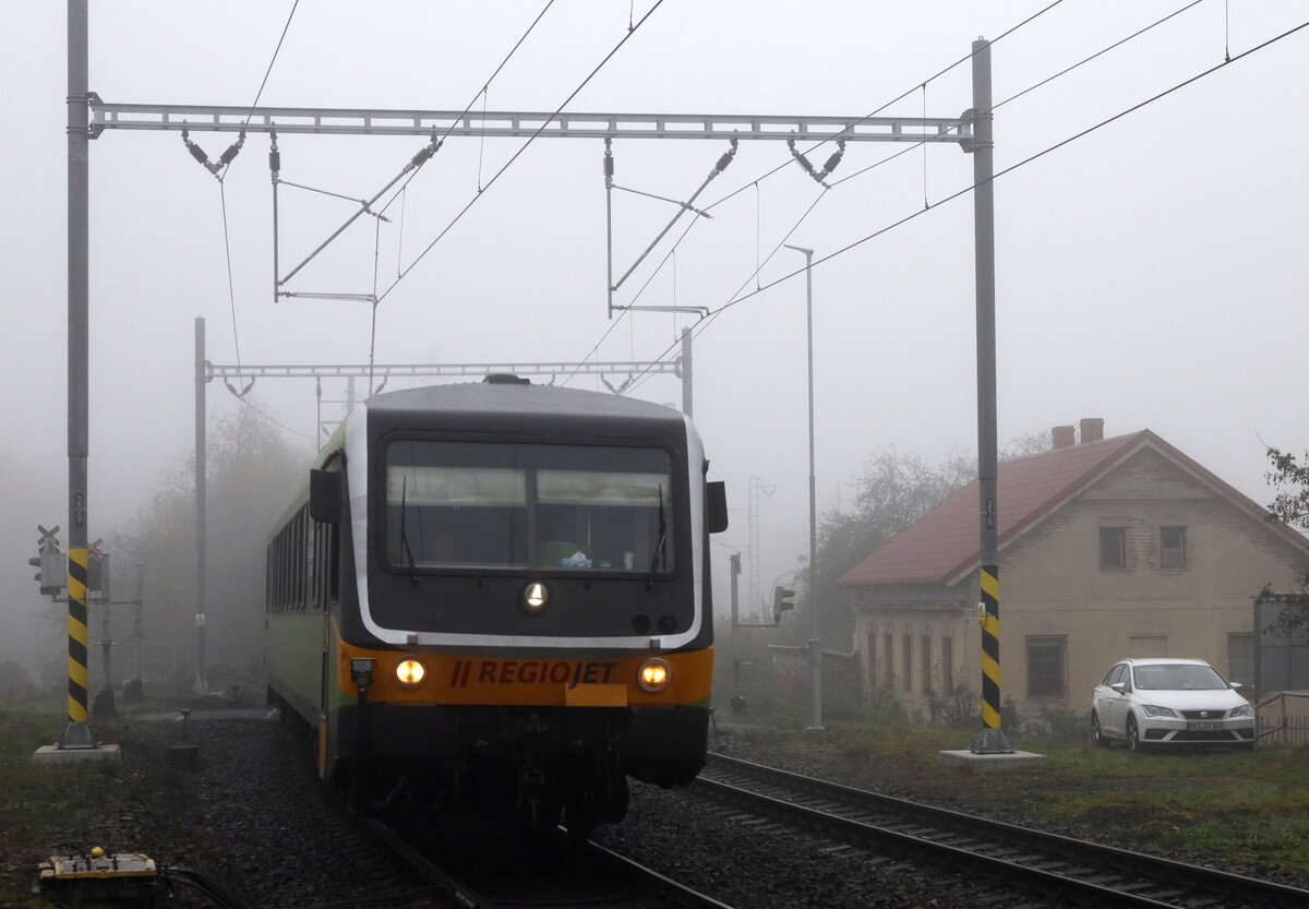 628 307-0 taucht fast unvermutet aus dem Nebel auf und durchfährt den Haltepunkt Stadice ohne Halt. Strecke Ustin nad Labem - Bilina