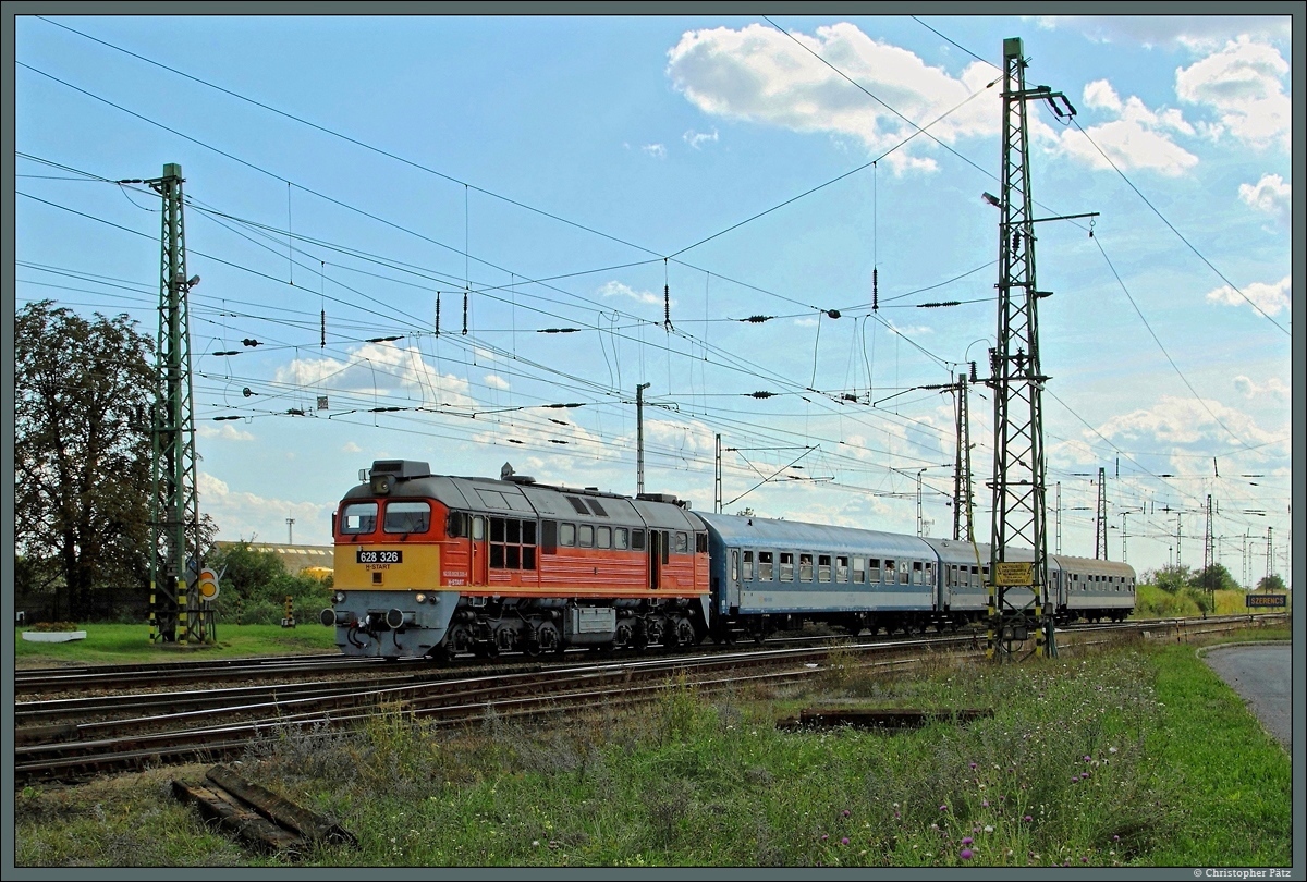 628 326 erreicht mit dem E 524 aus Budapest am 18.08.2014 den Bahnhof Szerencs. 