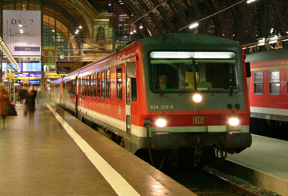 628 329 wurde im abendlichen Frankfurter Hauptbahnhof abgelichtet.
Aufnahmedatum: 05.01.2007
