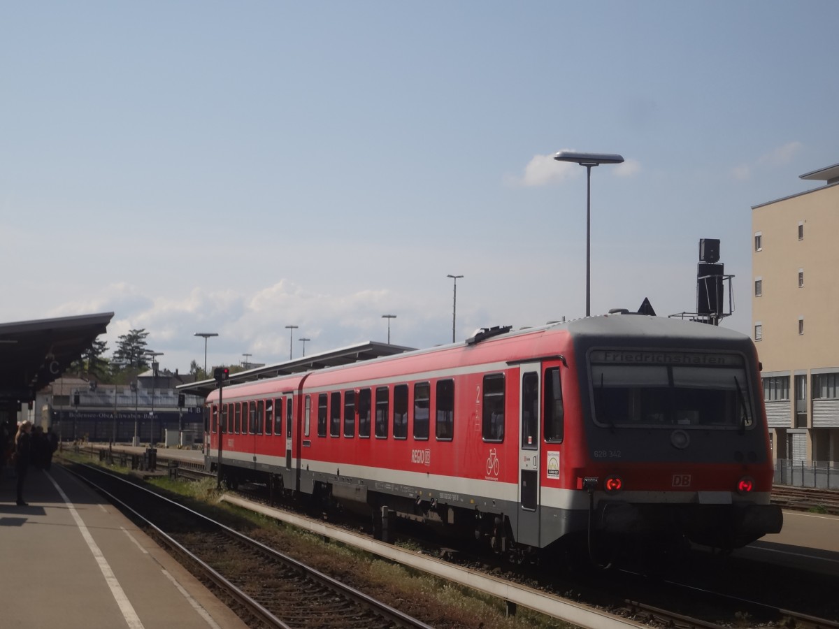 628 342 erreicht als RB von Kißlegg den Endbahnhof Friedrichshafen Stadt. (April 2014)